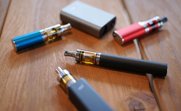 Электронные сигареты на столе
